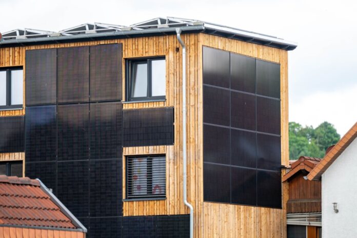 Solarpaneelen an Hauswand Photovoltaik und Wärmepumpen stehen im Zentrum eine Info-Kampagne der Verbraucherzentrale NRW. (Symbolbild)