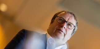 Millionenstreit um Rheinbrücke – Hat das Folgen für NRW? Verkehrsminister Oliver Krischer (Grüne) wird im U-Ausschuss des Landtages befragt.