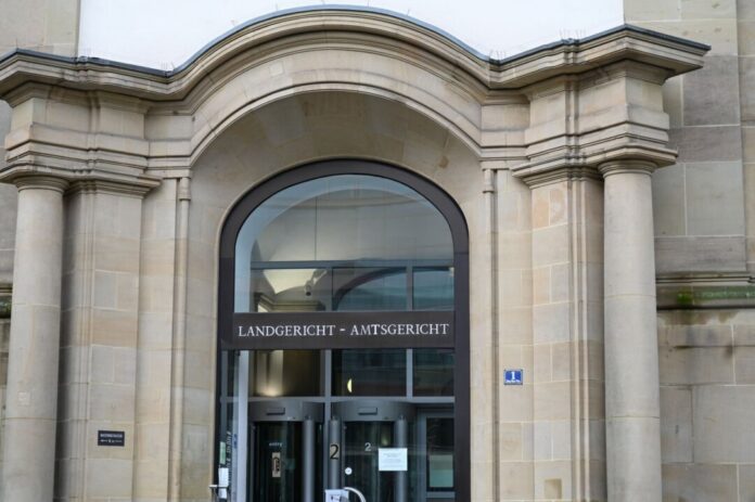 Haftstrafe für 18-Jährigen nach tödlichem Raser-Unfall Weil der Fahrer zur Unfallzeit noch 18 Jahre alt war, fand der Prozess vor einer Jugendkammer des Landgerichts statt. (Archivbild)