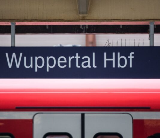 Stellwerk defekt: Seit Tagen kein Zugverkehr durch Wuppertal Seit Anfang Februar wird die Strecke von Köln über Wuppertal nach Hagen umfassend saniert. (Archivbild)