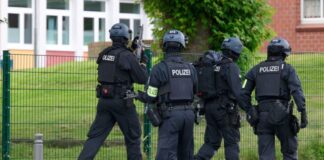 Fehlalarm sorgt für Räumung von Gesamtschule Bewaffnete Polizisten sicherten das Gebäude