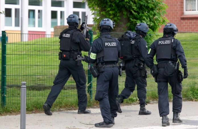 Polizeieinsatz an einer Schule Bewaffnete Polizisten sicherten das Gebäude