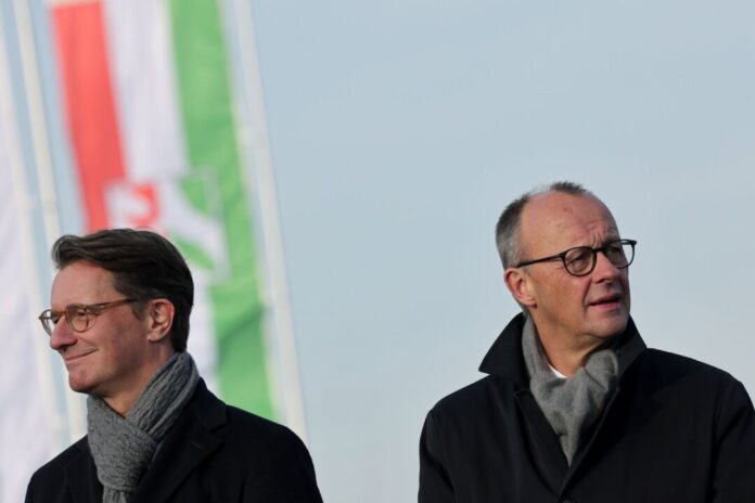 Hendrick Wüst (l) und Friedrich Merz NRW-Landeschef Hendrik Wüst hat Kanzler Friedrich Merz seine Unterstützung zugesagt. (Archivbild)