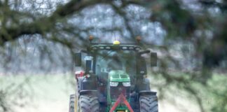 Traktor kracht in Graben – Fahrer schwer verletzt Warum der Traktor von der Fahrbahn abkam, ist bislang unklar. (Symbolbild)