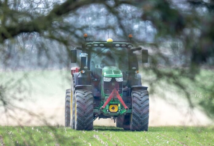 Unfall mit Traktor Warum der Traktor von der Fahrbahn abkam, ist bislang unklar. (Symbolbild)