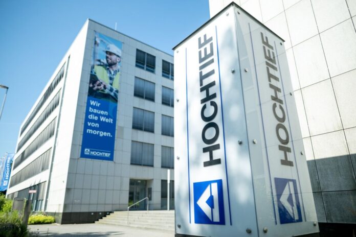 Baukonzern Hochtief Ab Montag ist der Essener Baukonzern Hochtief im Aktien-Leitindex Dax, in dem die 40 größten börsennotierten Unternehmen Deutschlands vertreten sind.