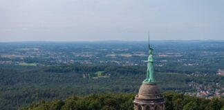 Rechtsextreme besetzen Hermannsdenkmal Der Rechtsextreme kletterte vom umlaufenden Balkon des Denkmals aus weiter in die Höhe und verharrte dort stundenlang. (Archivbild)