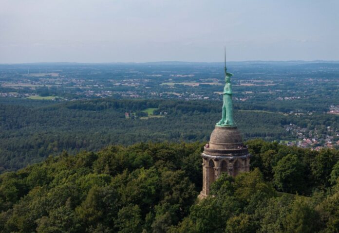 Hermannsdenkmal Der Rechtsextreme kletterte vom umlaufenden Balkon des Denkmals aus weiter in die Höhe und verharrte dort stundenlang. (Archivbild)