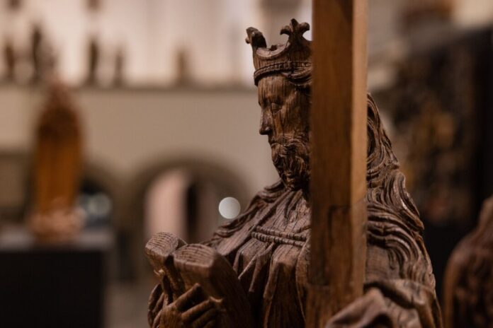 Die Heilige Wilgefortis Die Heilige Wilgefortis, eine Frau mit Männerbart, gilt als inoffizielle Schutzheilige der LGBTQ-Community, also von Lesben, Schwulen, Bisexuellen und Transmenschen.