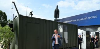 Rheinmetall setzt bei Kamikaze-Drohnen auf Salven-Schwärme Rheinmetall-Manager Timo Haas bewarb den Abschuss-Container bei der Rüstungsmesse Eurosatory. Auf dem Dach des Containers ist eine Kamikaze-Drohne zu sehen.