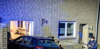 Mit Tempo durch eine Hauswand: Auto landet in Küche Erst in der Küchenwand blieb das Auto stehen.