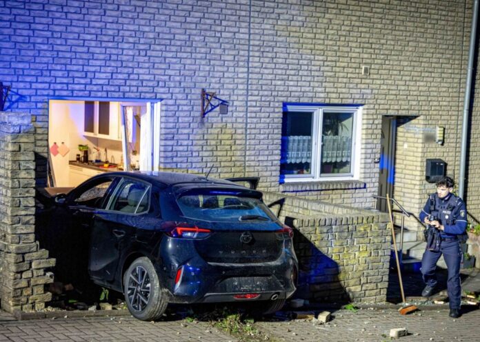 Auto durchbricht Hauswand Erst in der Küchenwand blieb das Auto stehen.