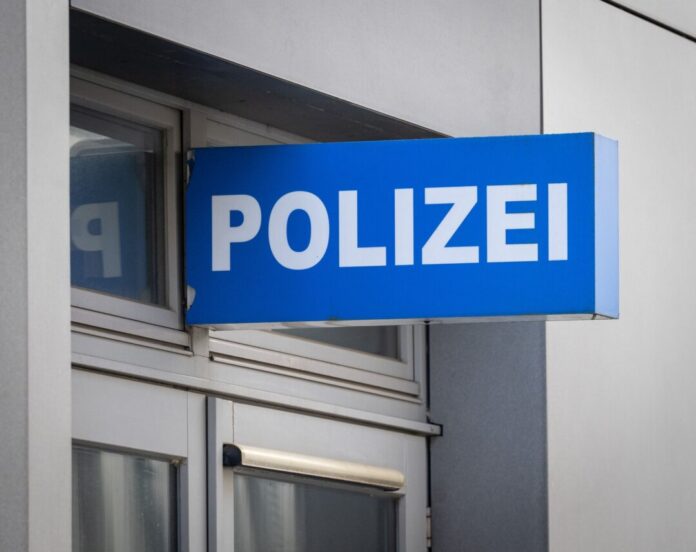 Polizei Symbolbild Der entwichene Straftäter stellte sich mit seinem Anwalt bei der Polizei. (Symbolbild)