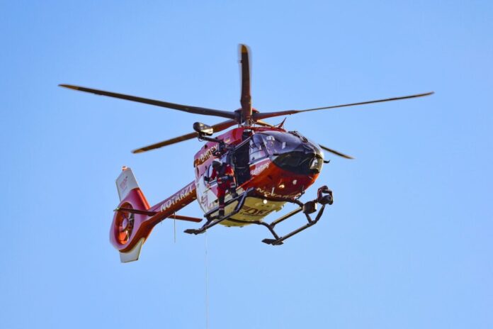 Rettungshubschrauber Die 17-Jährige und der 18-Jährige wurden ins Krankenhaus geflogen. (Symbolbild)