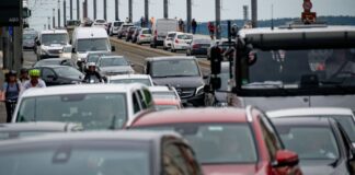 ÖPNV in Bonn wird nach Brücken-Sperrung zeitweise kostenlos Nach der Sperrung der Bonner Nordbrücke staut sich der Verkehr in Bonn.