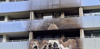 Acht Verletzte bei Wohnungsbrand in Erkrath Das Fuer brach mitten in dem großen Wohnhaus aus.