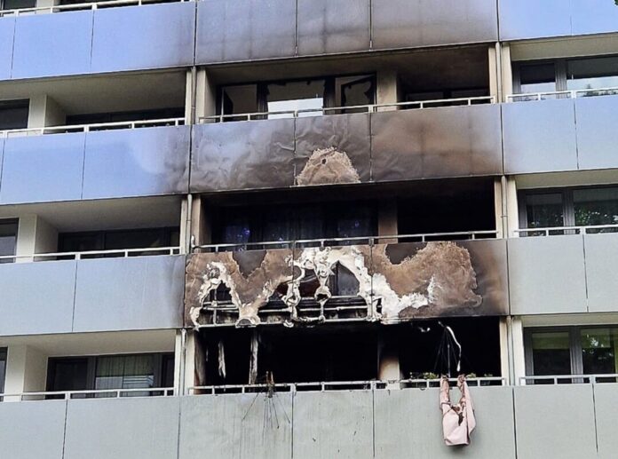 Mehrere Verletzte bei Wohnungsbrand Das Fuer brach mitten in dem großen Wohnhaus aus.