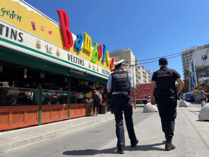 NRW-Polizisten gehen in Touristenorten auf Streife Eine deutsche Polizistin läuft an der sogenannten Schinkenstraße auf Mallorca neben einem spanischen Kollegen. (Archivfoto)