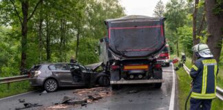 Autofahrer stirbt nach Kollision mit Lkw Der Unfall ereignete sich im Kreis Siegen-Wittgenstein.