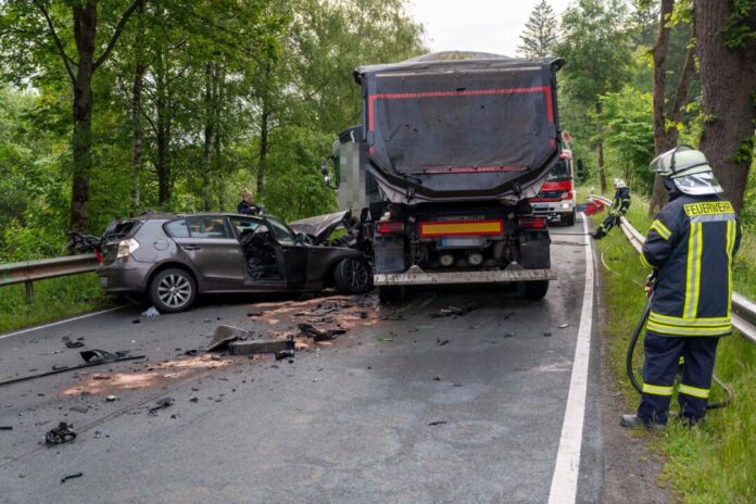 Autofahrer stirbt nach Kollision mit Lkw Der Unfall ereignete sich im Kreis Siegen-Wittgenstein.