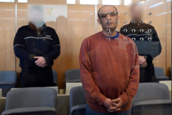 Prozess um Bielefelder Terrorangriff auf Feiernde. Hat die Tat einem Psychiater gestanden: der Angeklagte. (Archivbild)