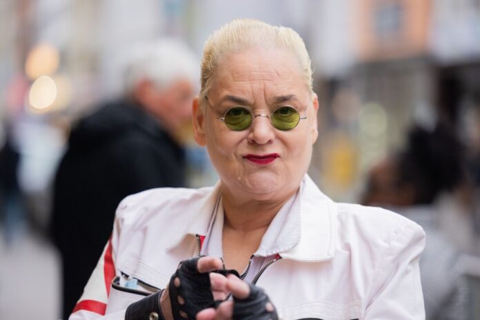 Hella von Sinnen startet Podcast – hört aber selbst keine Hella von Sinnen hält das Bild von der lauten TV-Ikone für schief - sie könne auch gut zuhören. (Archivbild)