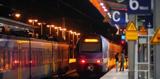 Nach Störung bei der Bahn – Probleme teils bis zum Morgen Leere Züge am Bahnhof Rosenheim in Bayern.