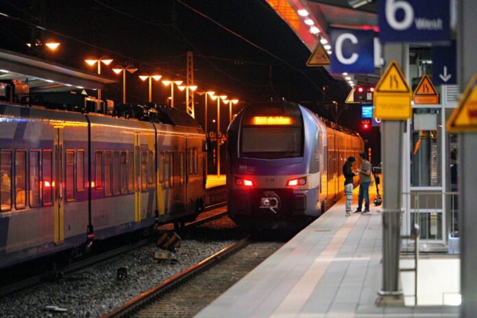 Funkstörung im Bahnverkehr Leere Züge am Bahnhof Rosenheim in Bayern.