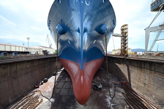 LNG-Tankschiff «Maran Gas Amorgos» Experten rechnen damit, dass in den kommenden Jahren weltweit immer mehr Flüssigerdgas (LNG) gehandelt wird. Das Foto zeigt den Bug des LNG-Tankschiffs «Maran Gas Amorgos», das kürzlich für eine Wartung in einem Trockendock in Spanien lag.
