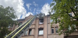 Vierjährige von Hausdach gerettet Ein vierjähriges Kind ist in Dortmund von Einsatzkräften unverletzt vom Hausdach eines Mehrfamilienhauses gerettet worden.