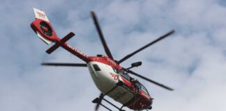 18-Jähriger gerät in Gegenverkehr – mehrere Verletzte Zwei Unfallopfer werden in eine Klinik geflogen. (Symbolbild)