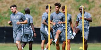 Aufsteiger Elversberg zum Saisonstart gegen Leverkusen Im Blickpunkt bei Elversberg: die Neuzugänge Noah Darvich (M) und Maurice Krattenmacher (2.v.r.).