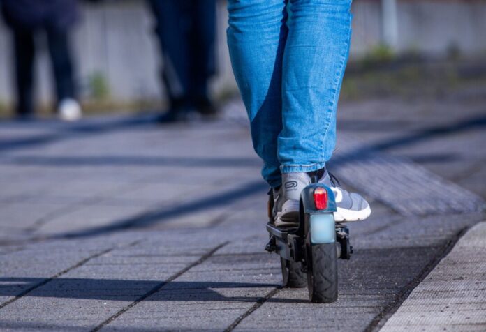 E-Scooter Ein E-Scooter-Fahrer stirbt nach einem schweren Unfall. (Symbolbild)