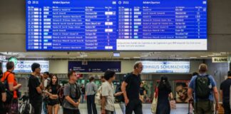 Zugführerin Duisburg: Alle müssen Bahn verlassen In Köln und Duisburg wurden die Schlangen immer länger.