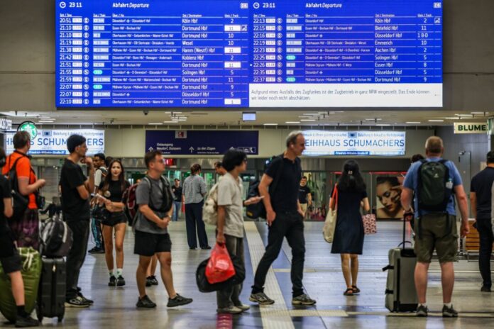 Bahnverkehr wegen Funkstörung bundesweit eingestellt In Köln und Duisburg wurden die Schlangen immer länger.