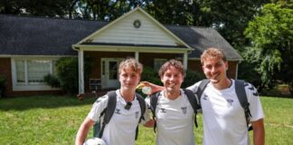 Kicken, hoffen, träumen – deutsche Fußballer leben US-Weg Von links: Linus, Fynn und Noah vor ihrer Studenten-WG in Winston-Salem.