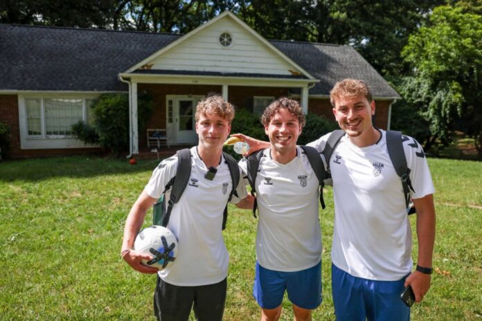 WM 2026 - Deutsche Nachwuchsfußballer Von links: Linus, Fynn und Noah vor ihrer Studenten-WG in Winston-Salem.