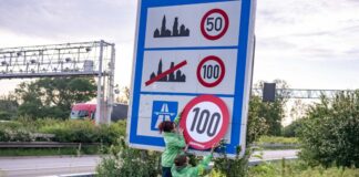 Greenpeace bringt Tempo-100-Schilder an Autobahnen an Auf Autobahnen gilt ... ein Tempo-100-Tempolimit? So zumindest wollen es Greenpeace-Aktivistinnen, hier bei der Aktion am Montagmorgen in Aachen.