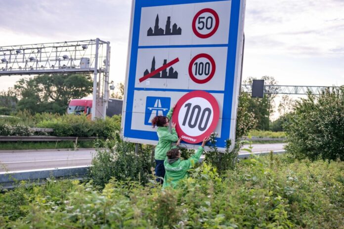 Greenpeace-Aktion für Tempolimit auf Autobahnen Auf Autobahnen gilt ... ein Tempo-100-Tempolimit? So zumindest wollen es Greenpeace-Aktivistinnen, hier bei der Aktion am Montagmorgen in Aachen.