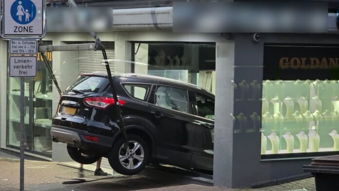 Juwelendiebe fahren mit Auto in Schaufenster In Kleve hat die Polizei fünf Juwelendiebe festgesetzt.