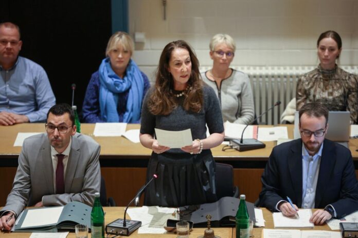Nach Messerangriff: Bürgermeisterin von Herdecke startet Gegen die Tochter der Bürgermeisterin Iris Stalzer ist Anklage erhoben worden. (Archivbild)
