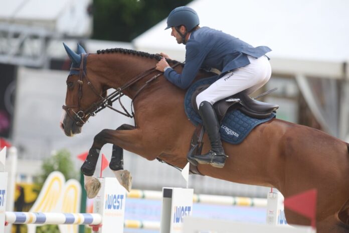 Pferdesport Springreiten: Deutsche Meisterschaft Endlich auch deutscher Meister: Olympiasieger Christian Kukuk auf Akarad Tivoli.