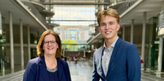 Velberter als “Kalle Kowalski” im Bundestag Kerstin Griese mit Titus Neumann-Mahlkau im Paul-Löbe-Haus. Foto: Büro Griese