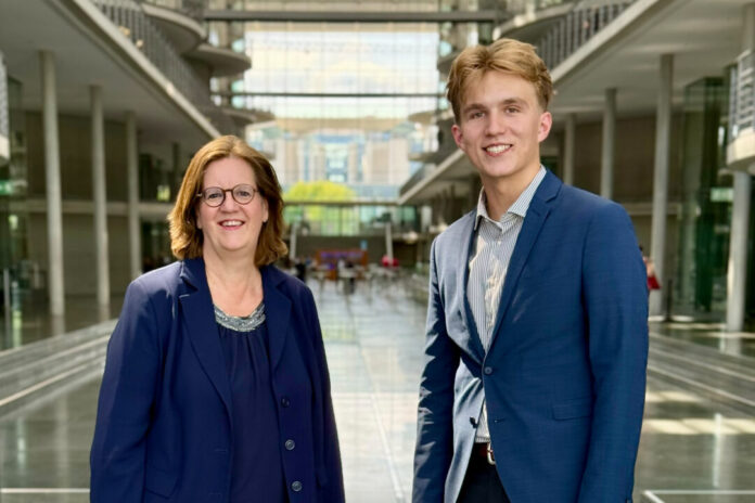 paul_loebe_haus_bundestag Kerstin Griese mit Titus Neumann-Mahlkau im Paul-Löbe-Haus. Foto: Büro Griese