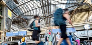 11 Stunden im Zug – So läuft es nach der Bahn-Störung Mit Kaffee oder Koffer in der Hand geht es in Berlin am Morgen entspannt zu.