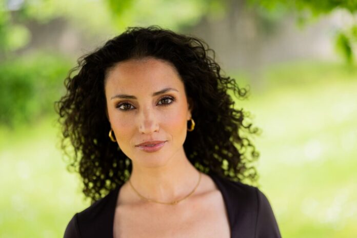 TV-Star Nadine Menz kritisiert Doppelmoral beim Altern im TV Schauspielerin Nadine Menz glaubt, dass man teilweise schon vergessen hat, wie natürliches Altern aussieht.