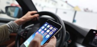 ADAC: Handys im Verkehr sind gefährliche Gewohnheit Ein Blick auf das Handy kann sekundenlange Unaufmerksamkeit bedeuten. (Symbolbild)