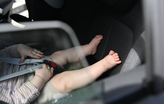 Baby bei Hitze im Auto Ein Säugling wurde in Hamminkeln aus einem überhitzten Auto gerettet. (Symbolbild)