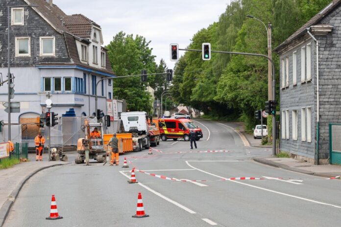 Einsturzgefahr: Häuser evakuiert und Kreuzung gesperrt Ärger am Wiedener Kreuz in Wuppertal