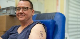 Organspende-Tattoo: 75 Klinikmitarbeiter setzen Zeichen Konstantin Bolwin hat sich das Symbol der Organspende auf den Oberarm tätowieren lassen.